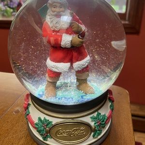 coca cola santa snow glob. great condition. plays music